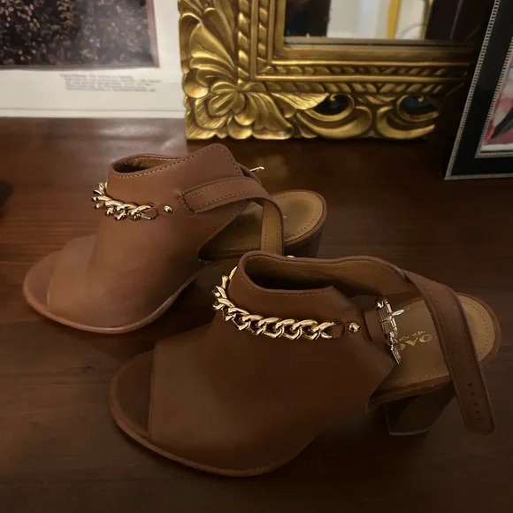 Coach Women's Tan Leather Heels with Gold Chain - Picture 2 of 4